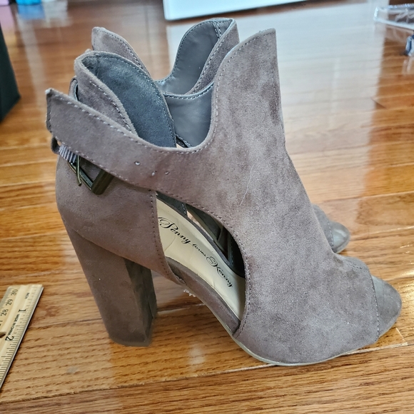 Sandal - Picture 2 of 3